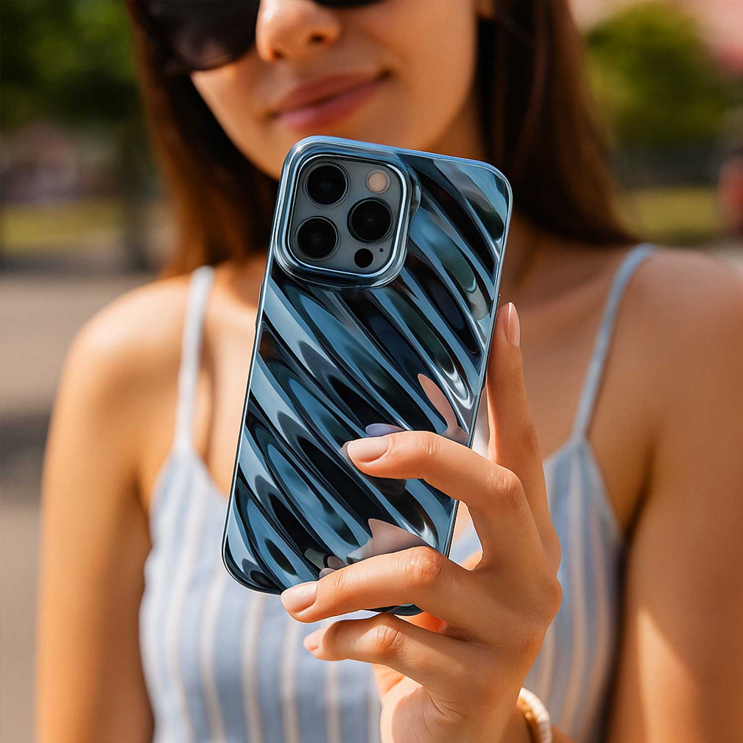 iPhone-16-telefoonhoesje-Lustra-blauw-7440850372309-123watches-sfeerfoto-1
