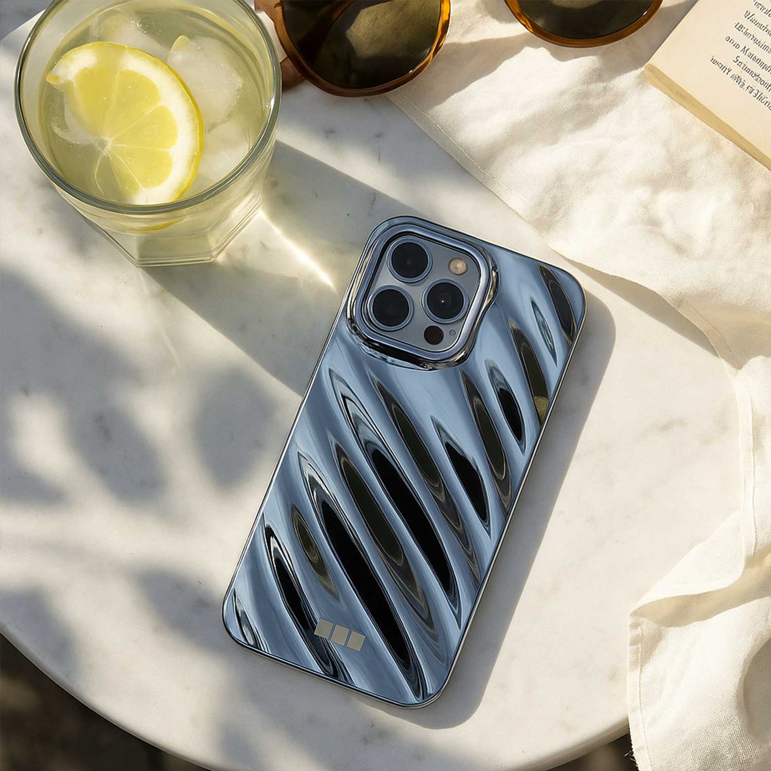 iPhone-16-telefoonhoesje-Lustra-blauw-7440850372309-123watches-sfeerfoto-2