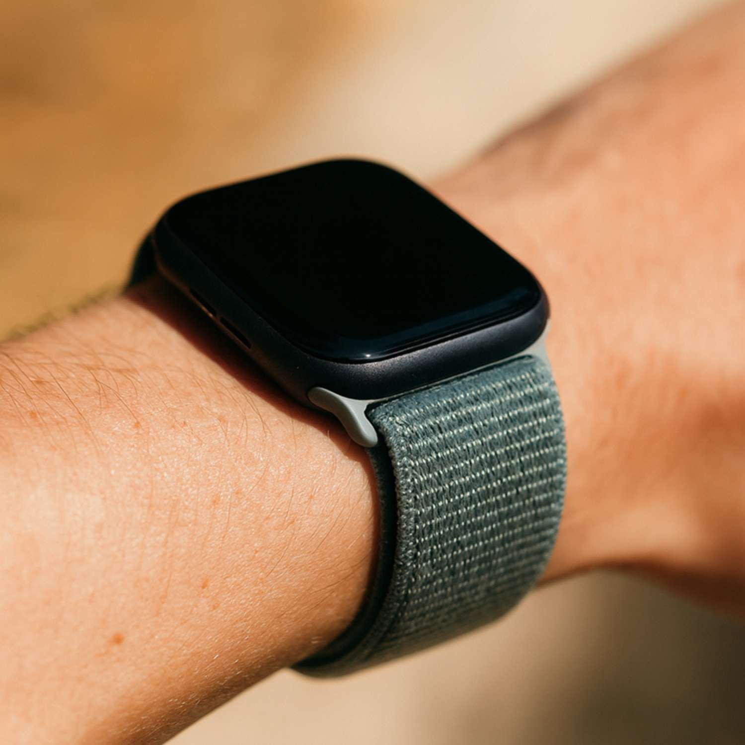 Apple-watch-nylon-sport-loop-band-Saliegroen-7440850396367-123watches-sfeer3