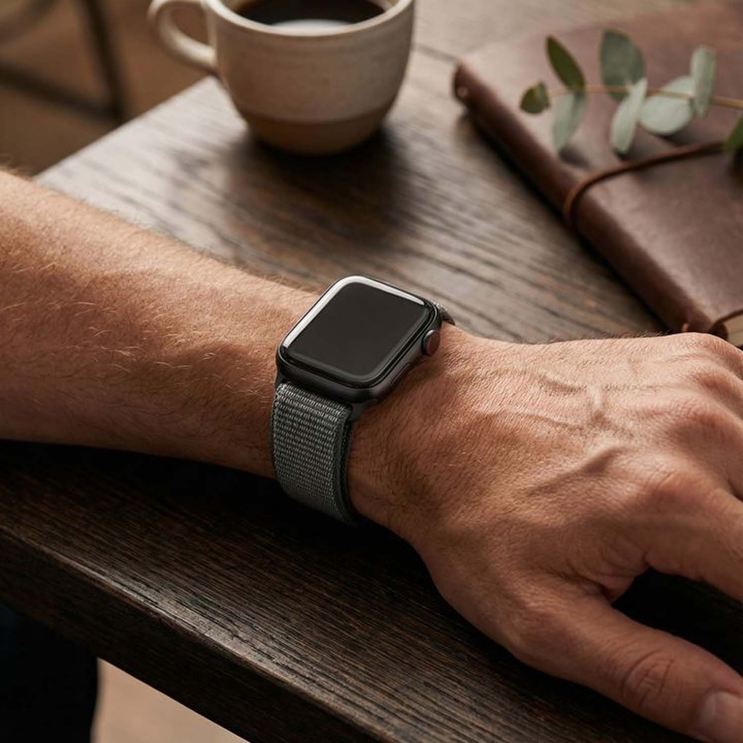 Apple-Watch-bandje-Osvo-geweven-nylon-storm-grijs-7440849363349-123watches-pov-model