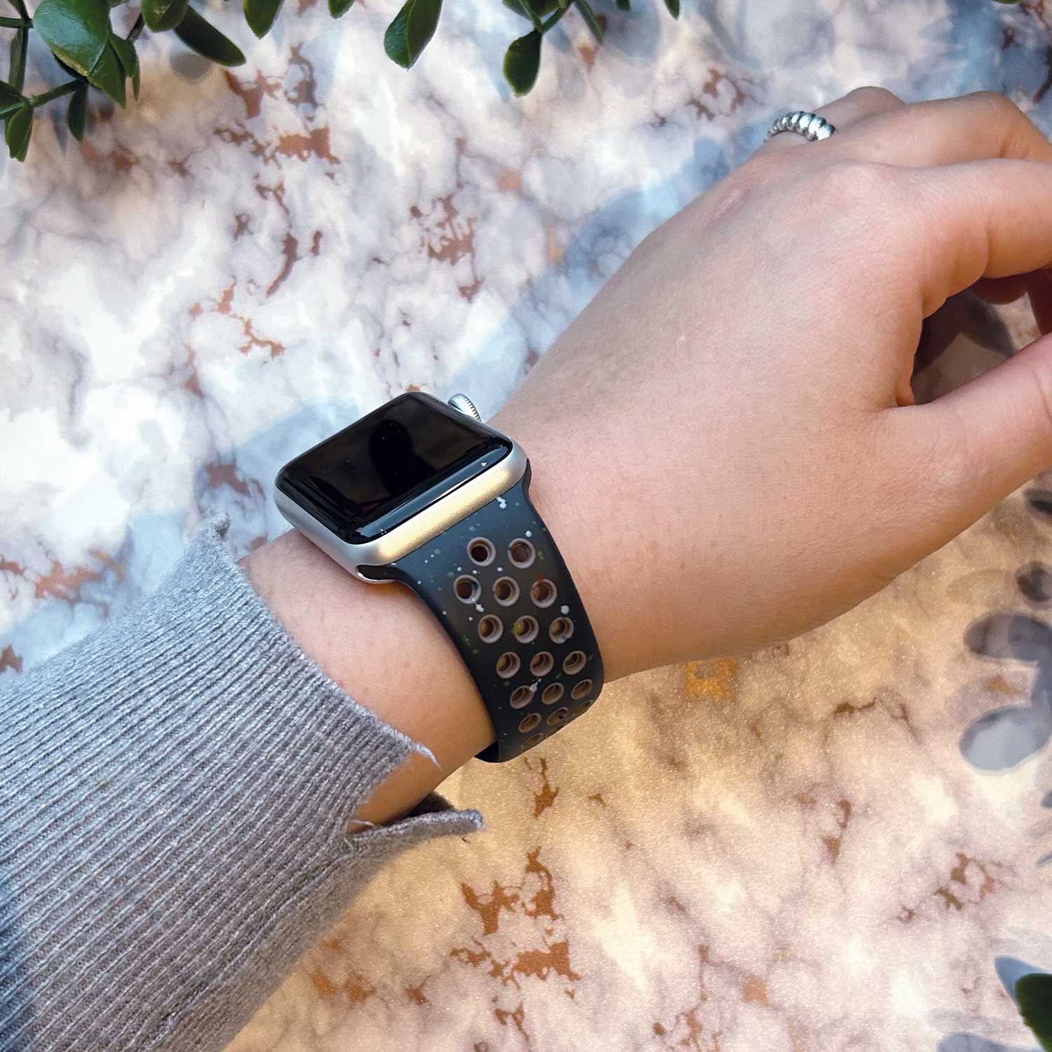 Apple-Watch-dubbel-sport-band-midnight-sky-7440850172176-123watches-sfeer