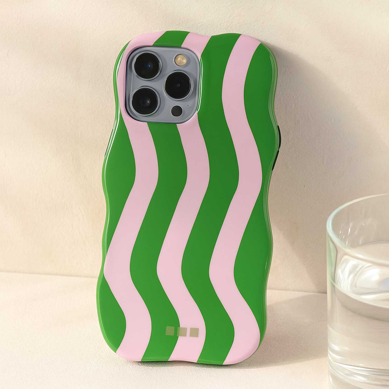 iPhone-15-Pro-telefoonhoesje-Candy-groen-lila-7440850377397-123watches-sfeerfoto-sfeerfoto-2