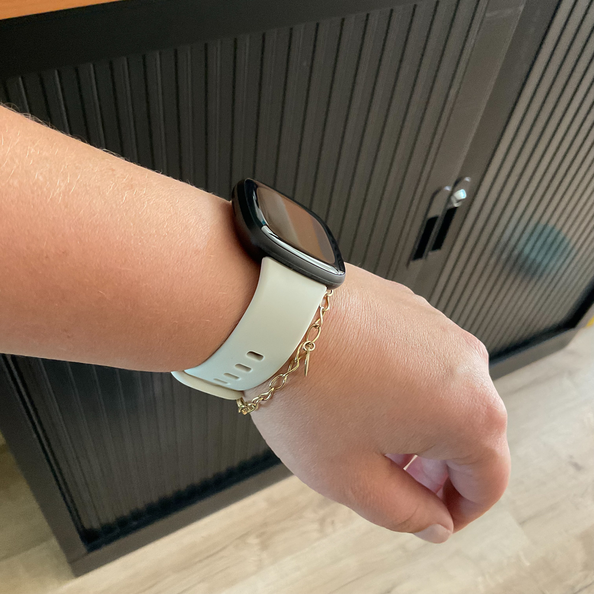 Fitbit Versa 3 / Sense sport band - abrikoos