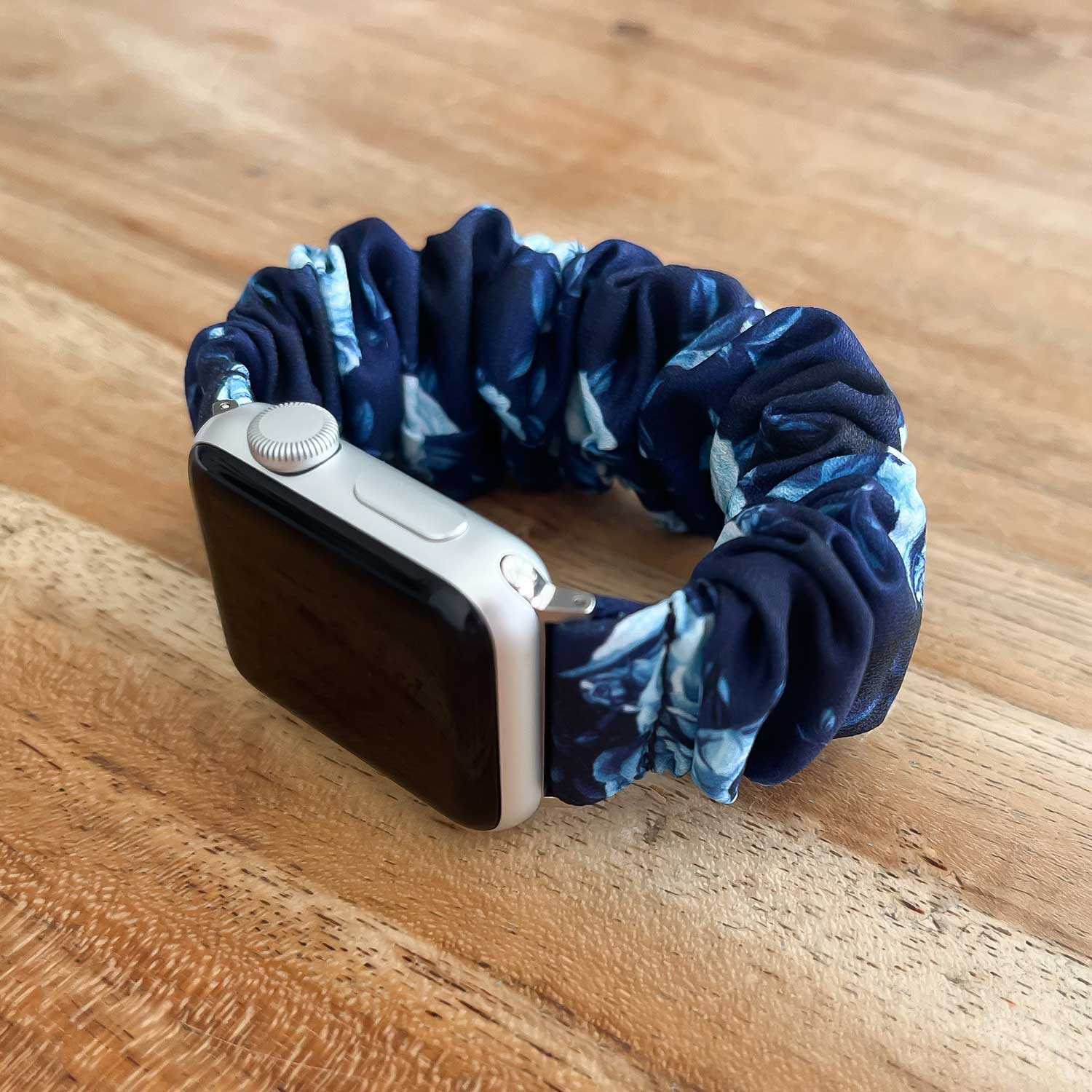 Apple-Watch-nylon-Scrunchie-band-donkerblauw-rozen-7440850080044-123watches-sfeer