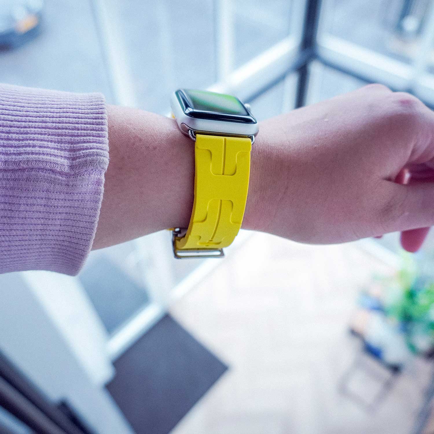 Apple-Watch-sport-Hermes-kilim-single-tour-geel-7440850166144-123watches-sfeer2