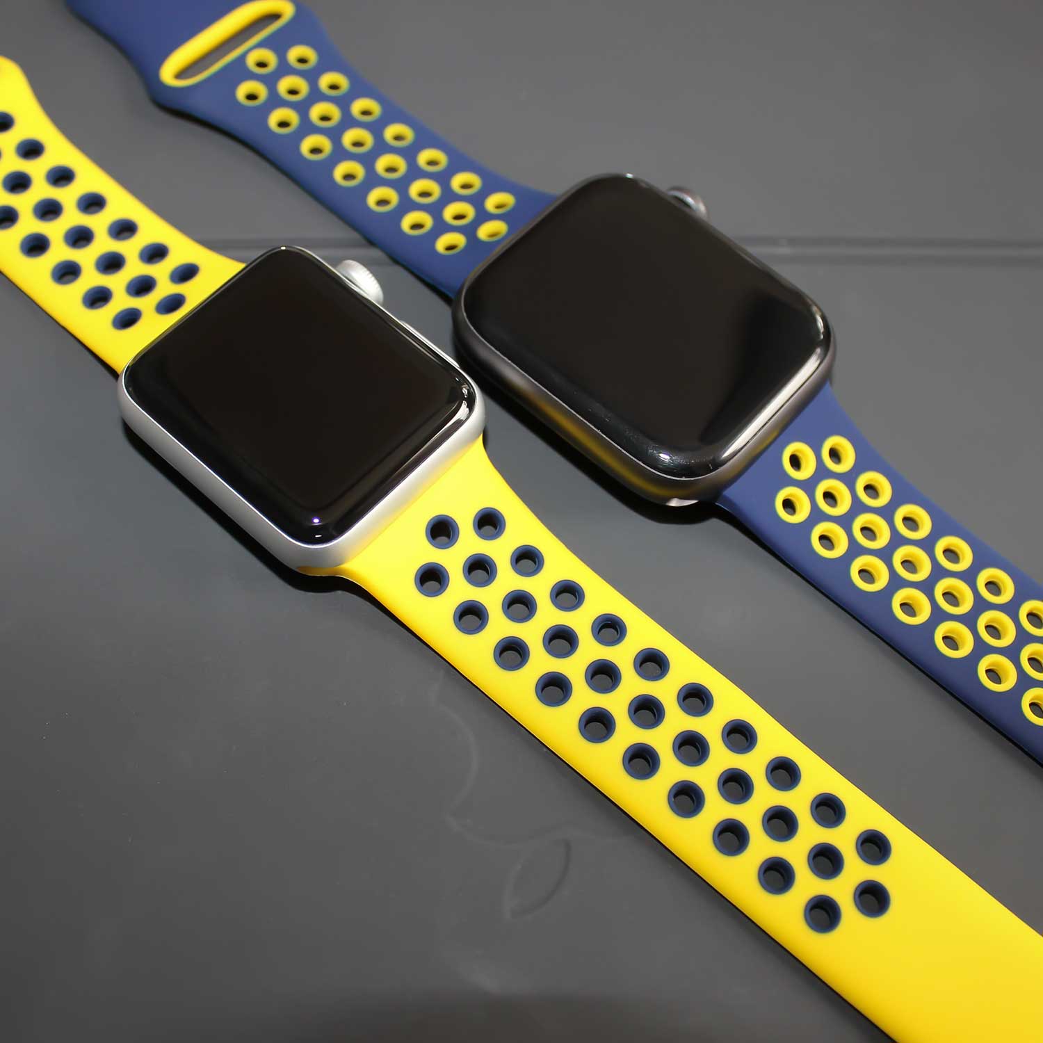 Apple-Watch-dubbel-sport-band-geel-donkerblauw-7440849988955-123watches-sfeer