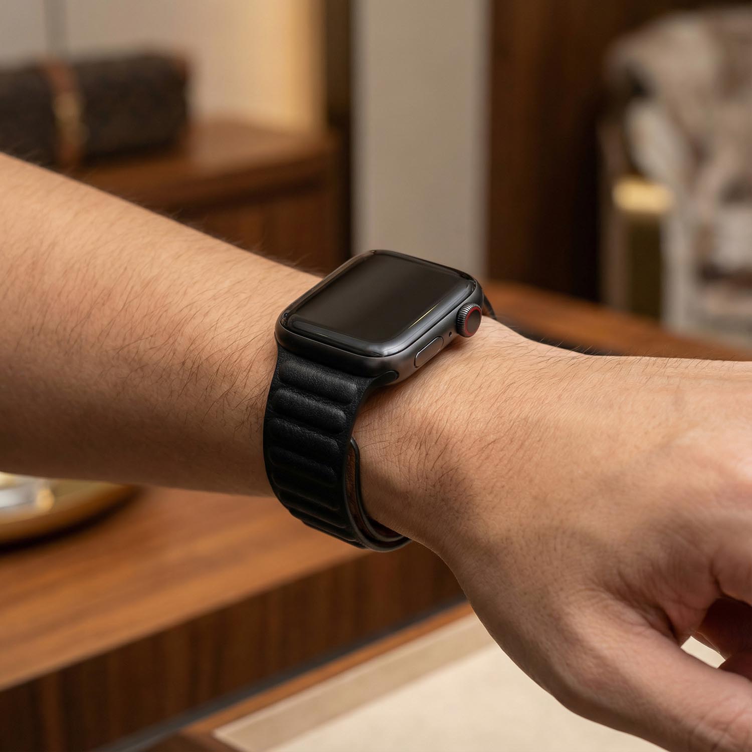 Apple-watch-leren-solo-band-zwart-7440849871851-123watches-pov-model