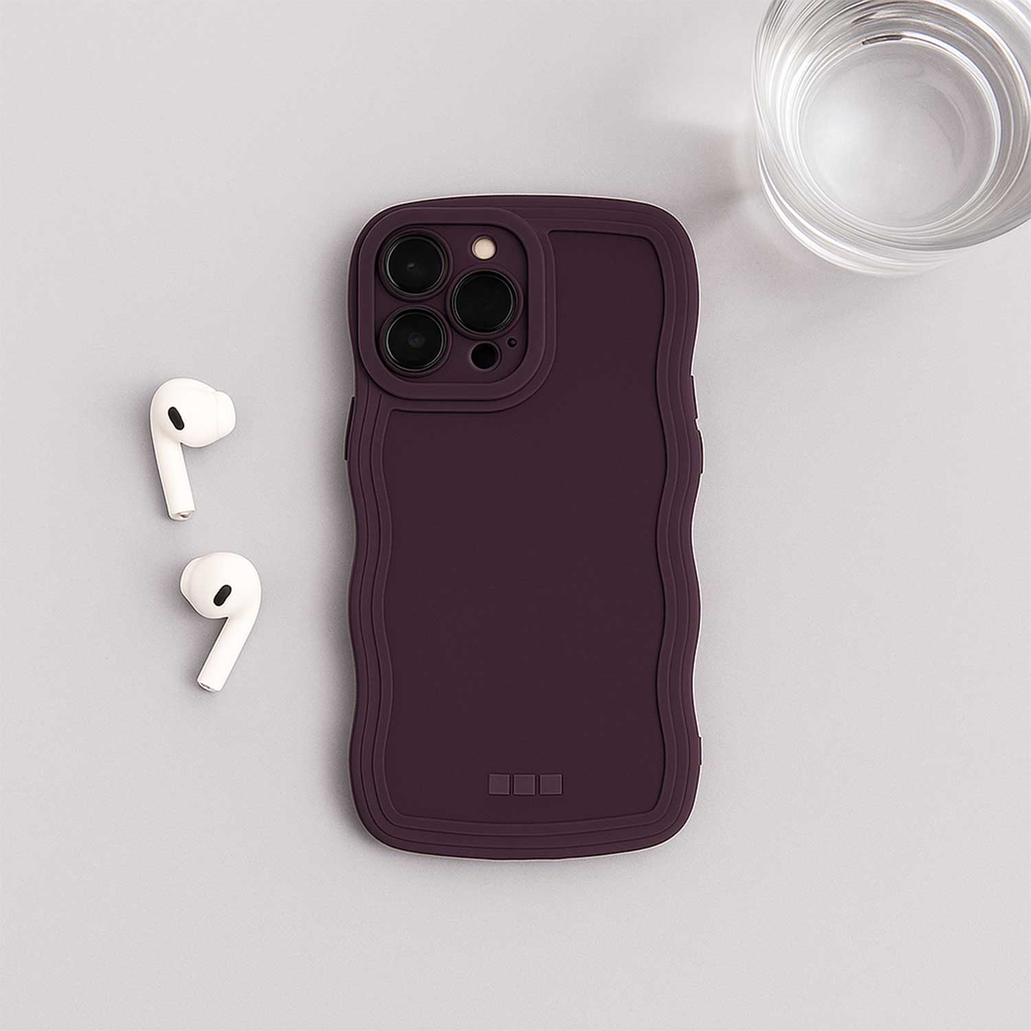iPhone-15-Pro-telefoonhoesje-Curve-paars-7440850387334-123watches-sfeerfoto-1