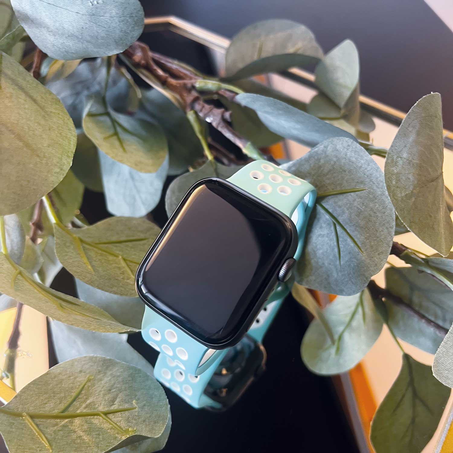 Apple-Watch-dubbel-sport-band-marine-wit-7440849985923-123watches-sfeer