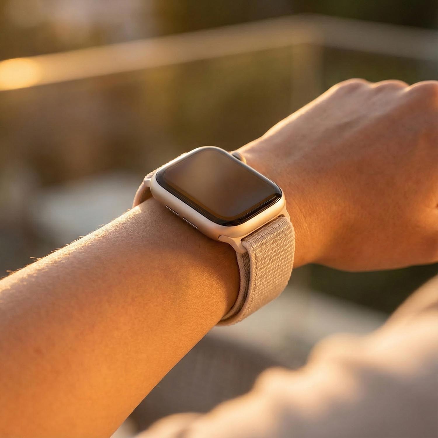 Apple-Watch-bandje-Flyne-geweven-nylon-sterrenlicht-7440850163105-123watches-pov-model