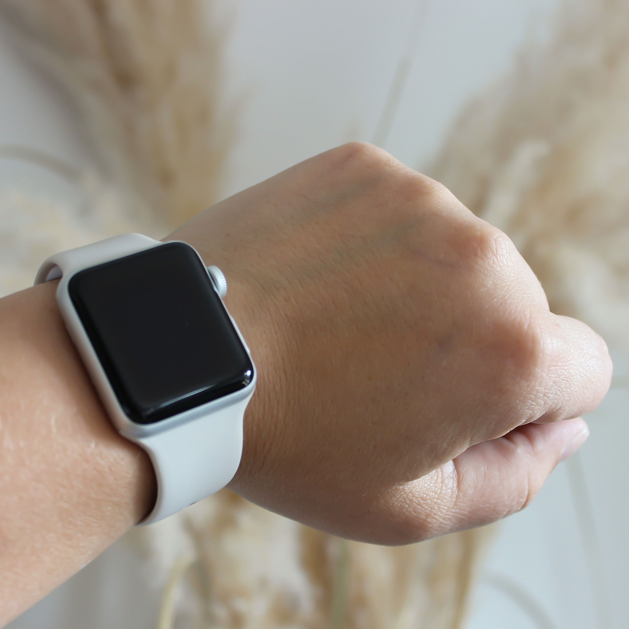 Apple-Watch-sport-band-sterrenlicht-7440850025021-123watches-Sfeer-Het-best-verkochte-bandje-pols