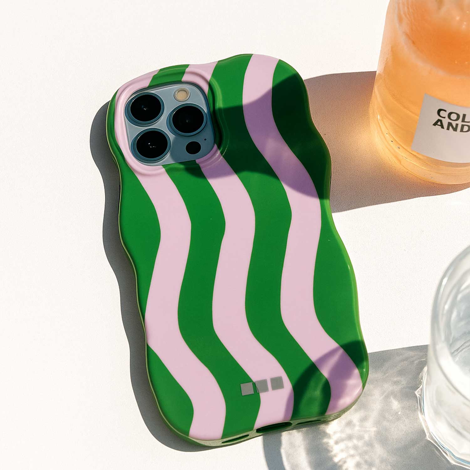 iPhone-15-Pro-telefoonhoesje-Candy-groen-lila-7440850377397-123watches-sfeerfoto-sfeerfoto-3