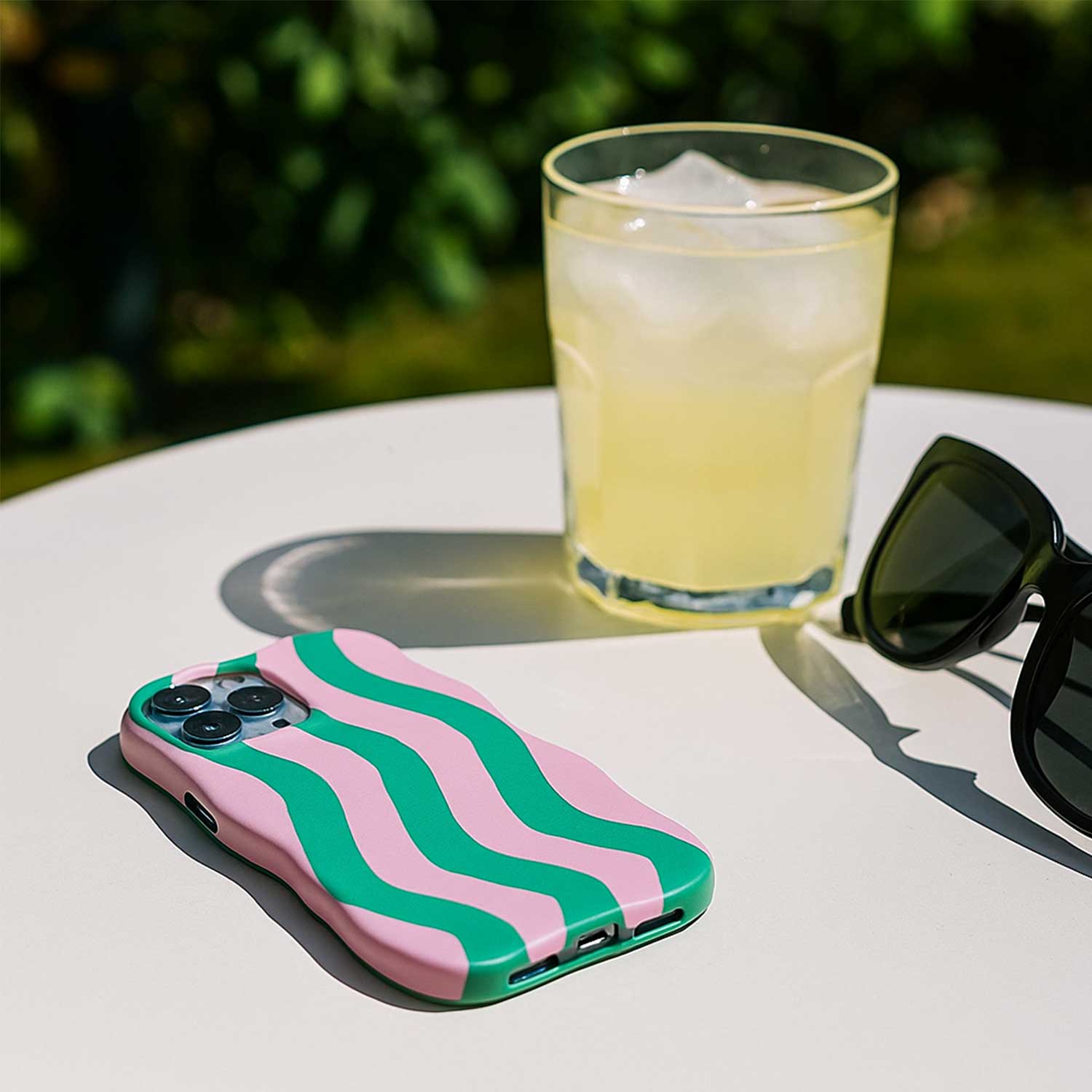 iPhone-15-Pro-telefoonhoesje-Candy-groen-roze-7440850375324-123watches-sfeerfoto-3