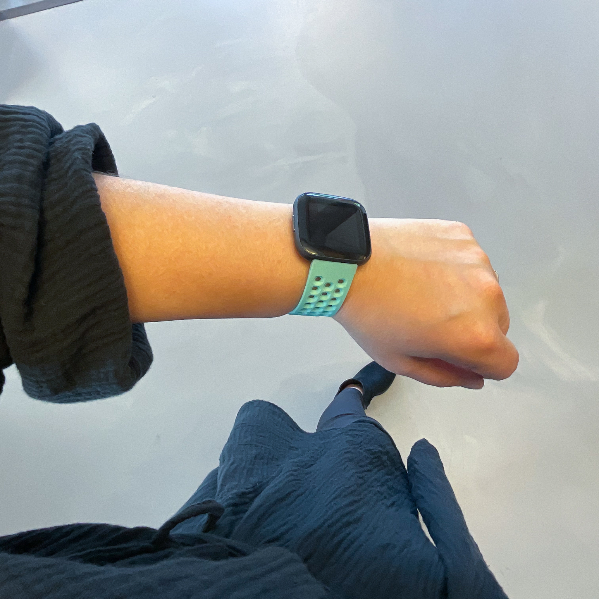 Fitbit Versa sport point band - lichtblauw