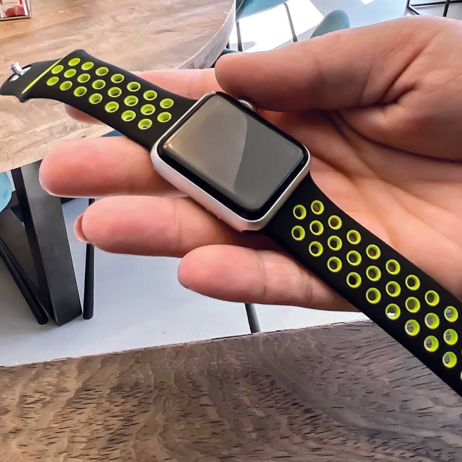 Apple-Watch-dubbel-sport-band-zwart-groen-7434008436487-123watches-sfeer