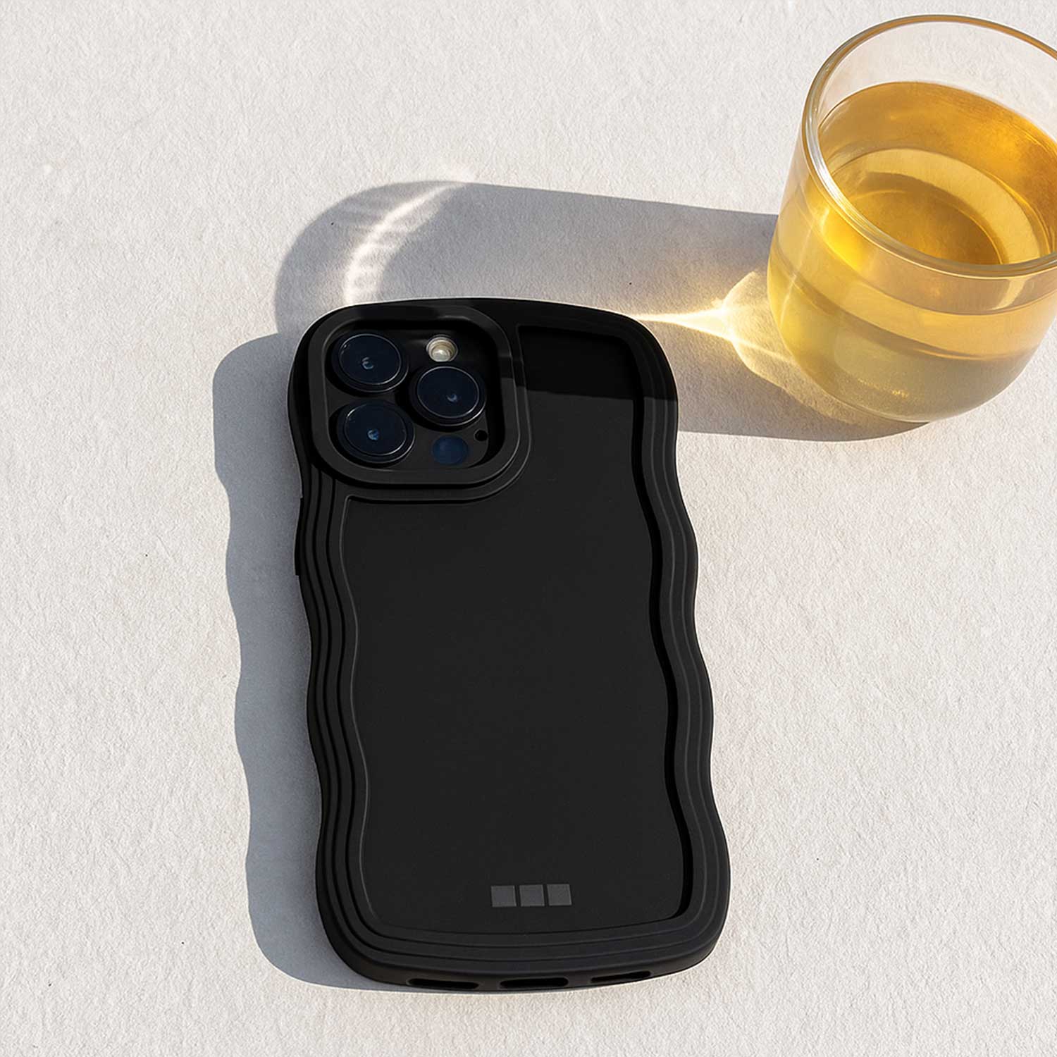 iPhone-15-Pro-telefoonhoesje-Curve-zwart-7440850386313-123watches-sfeerfoto-3