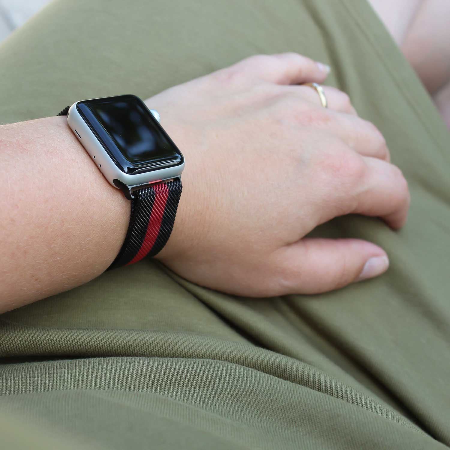 Apple-Watch-milanese-band-zwart-rood-gestreept-7435110172102-123watches-sfeer