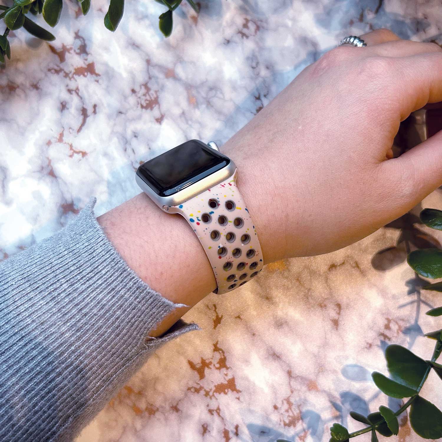 Apple-Watch-dubbel-sport-band-desert-stone-7440850171162-123watches-sfeer