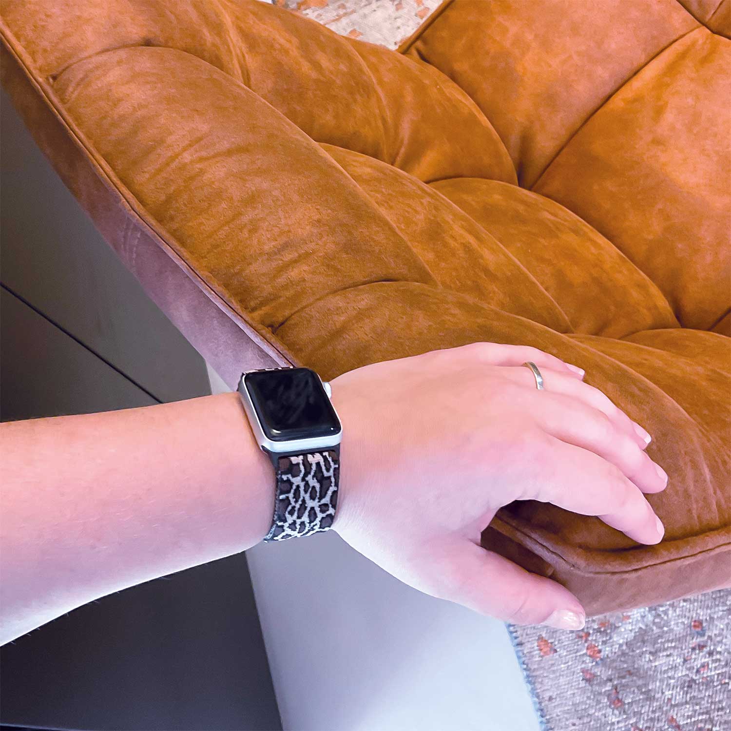Apple-Watch-nylon-solo-band-leopard-sfeer