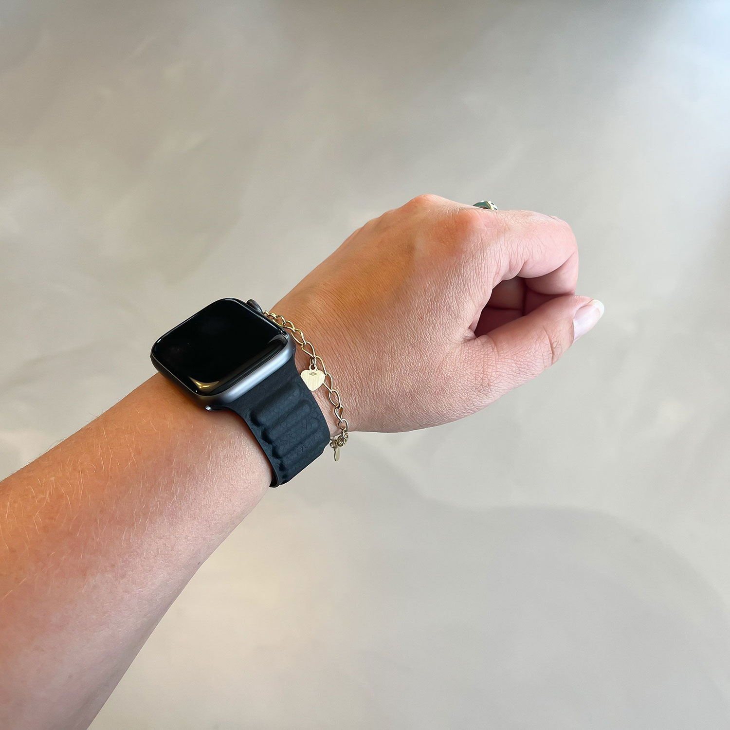 Apple-watch-leren-solo-band-zwart-7440849871851-123watches-sfeer