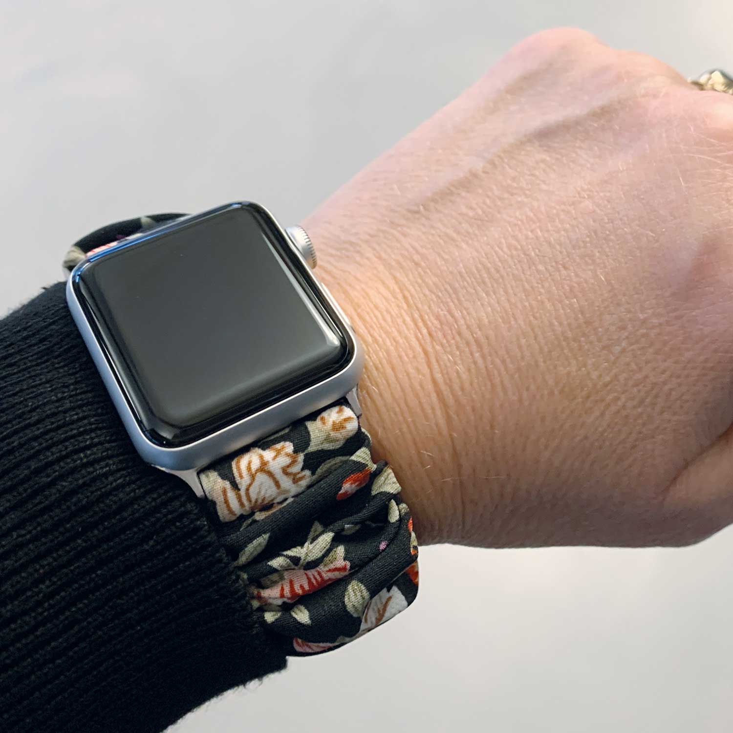 Apple-Watch-nylon-Scrunchie-band-bloemen-zwart-7440849352329-123watches-sfeer