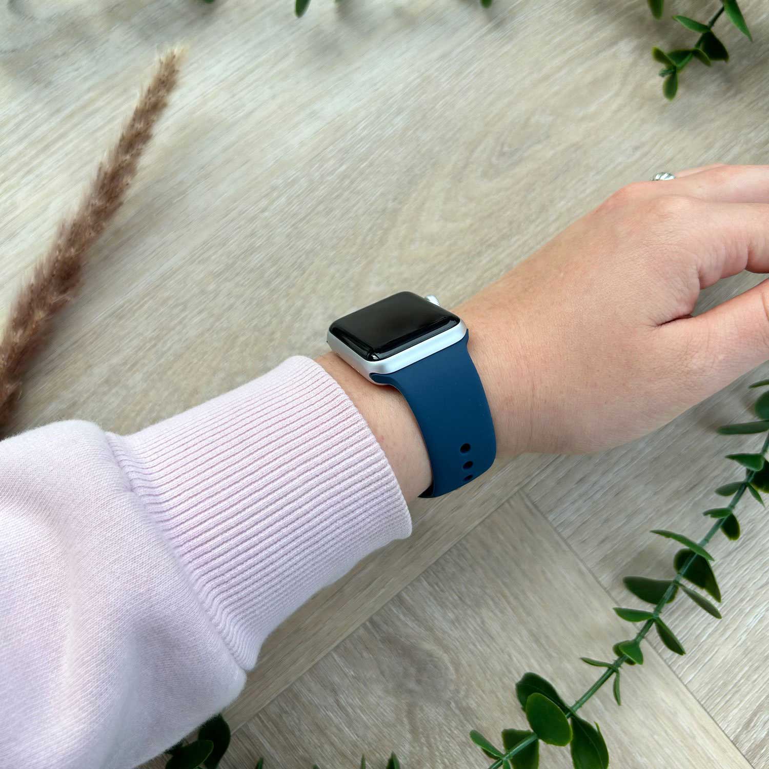Apple-Watch-sport-band-stormblauw-7440850174125-123watches-sfeer3