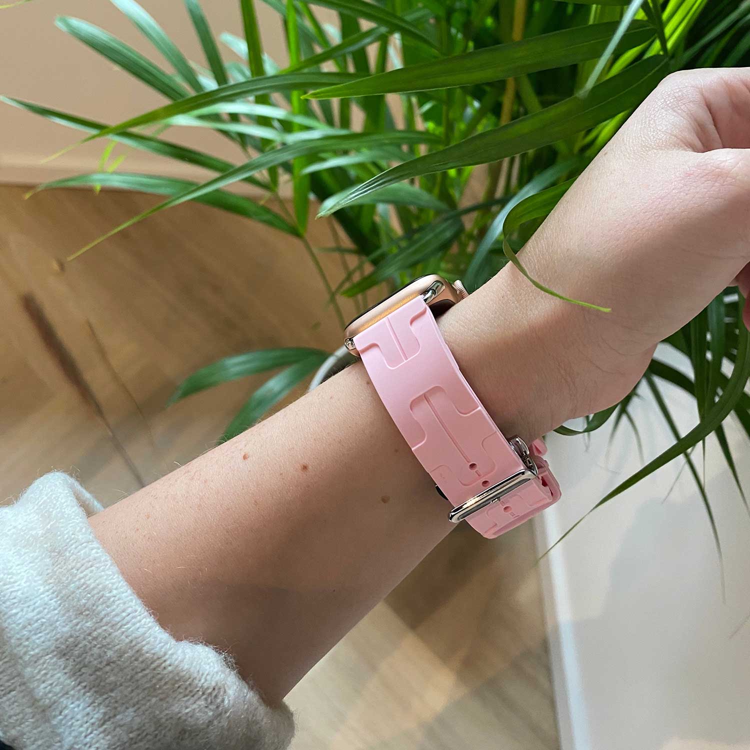 Apple-Watch-sport-Hermes-kilim-single-tour-roze-7440850168124-123watches-sfeer