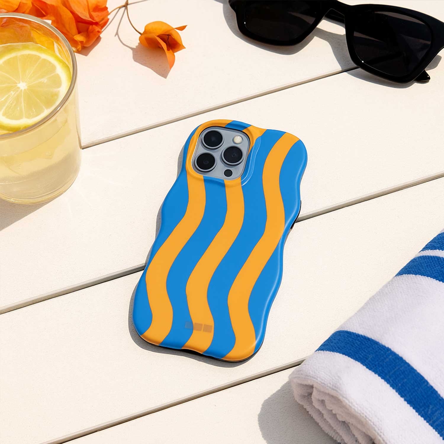 iPhone-15-Pro-telefoonhoesje-Candy-blauw-oranje-7440850373399-123watches-sfeerfoto-1