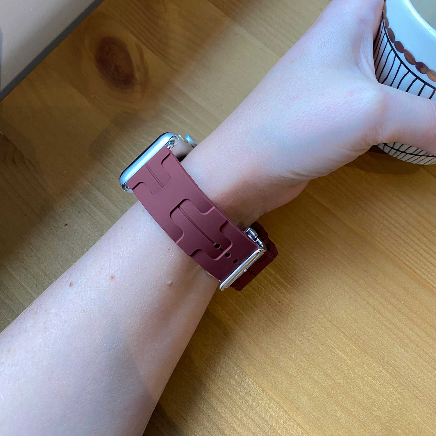 Apple-Watch-sport-Hermes-kilim-single-tour-rood-7440850168117-123watches-sfeer