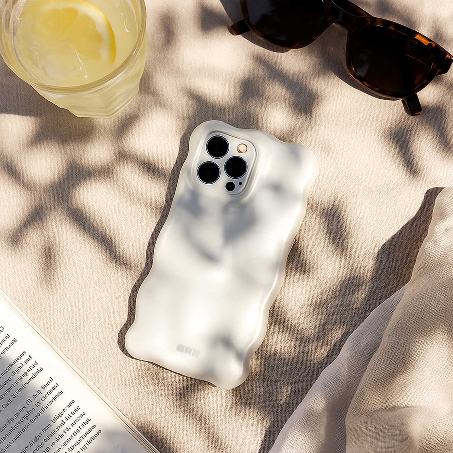 iPhone-14-telefoonhoesje-Bubble-pearl-7440850367329-123watches-sfeerfoto-2