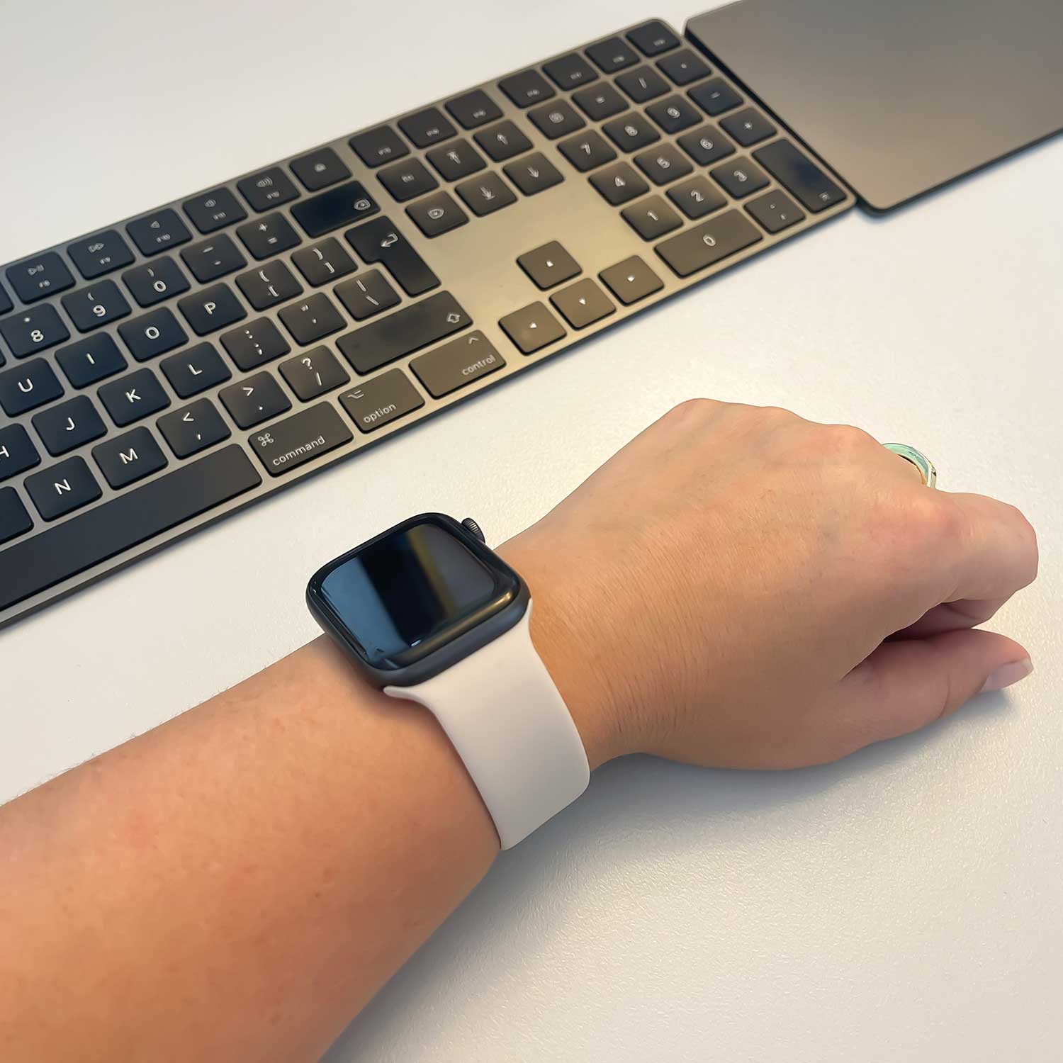 Apple-Watch-sport-solo-loop-band-sterrenlicht-7440850031022-123watches-sfeer