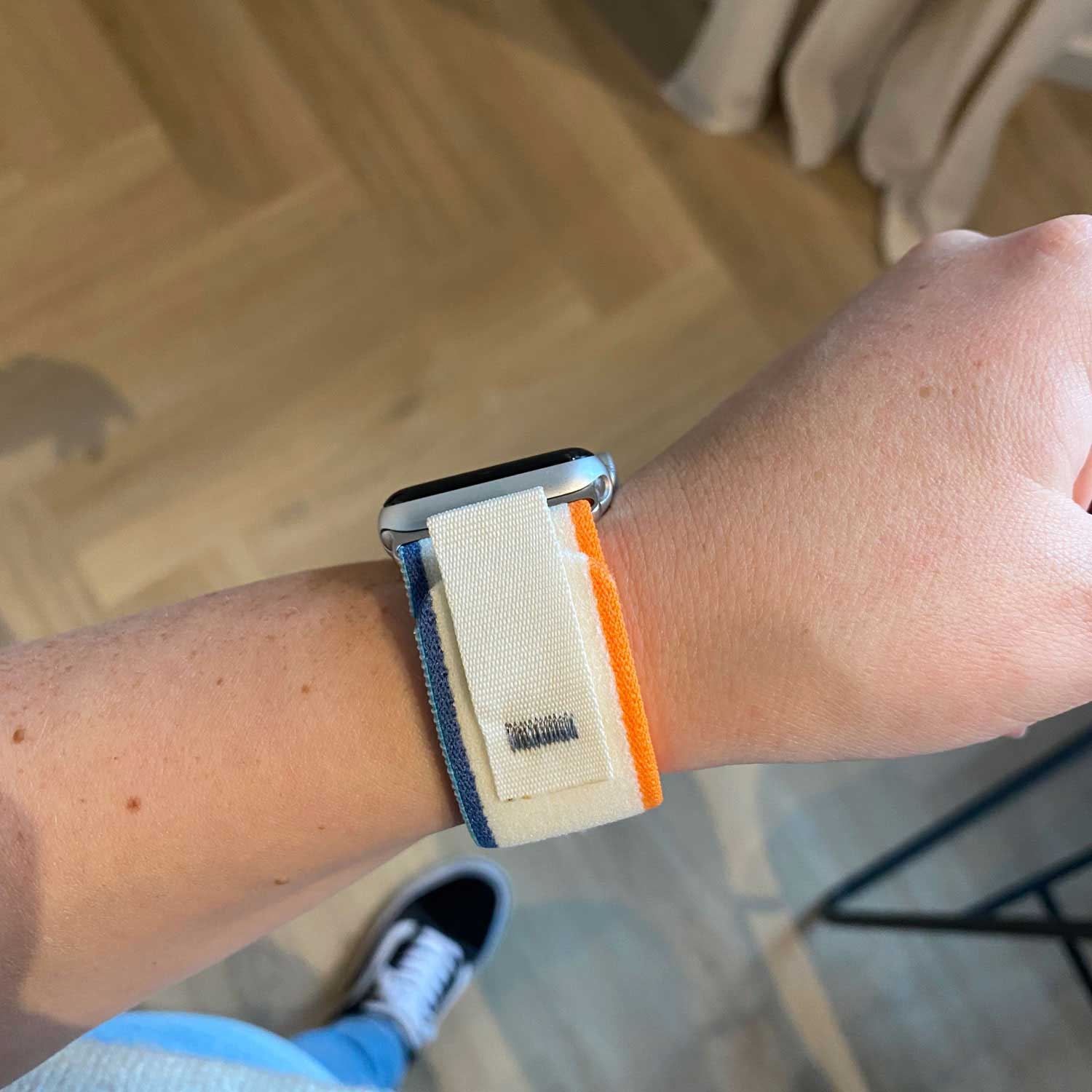 Apple-Watch-nylon-trail-band-oranje-beige-7440850170103-123watches-sfeer2,