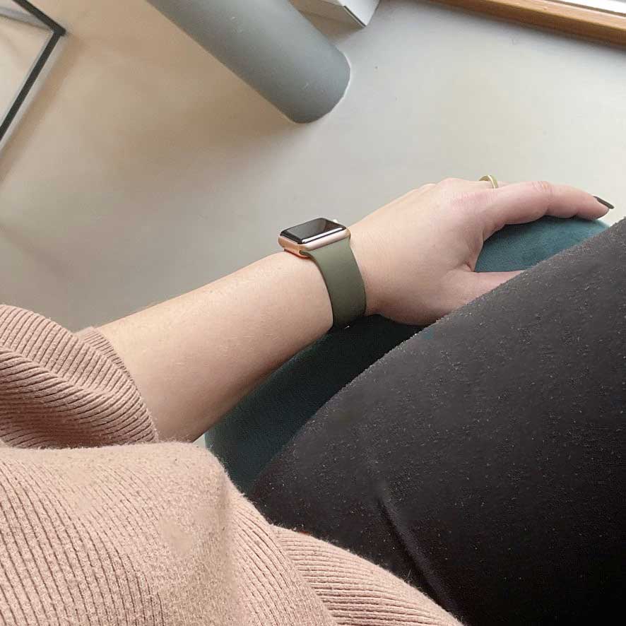 Apple-Watch-sport-band-donker-olijf-7435110161137-123watches-sfeer Apple-Watch-sport-band-donker-olijf-7435110161137-123watches-sfeer