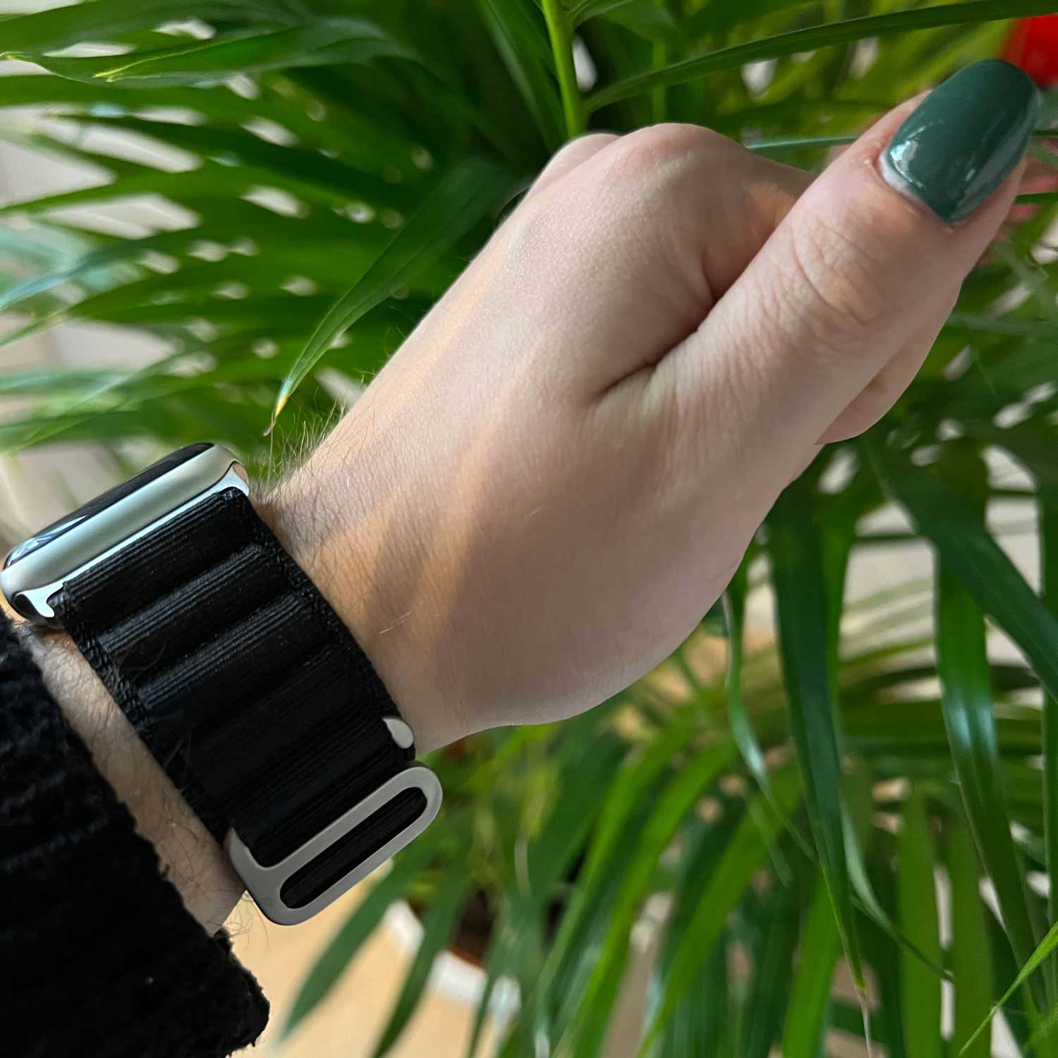 Apple-Watch-nylon-alpine-band-zwart-7440850085056-123watches-sfeer2
