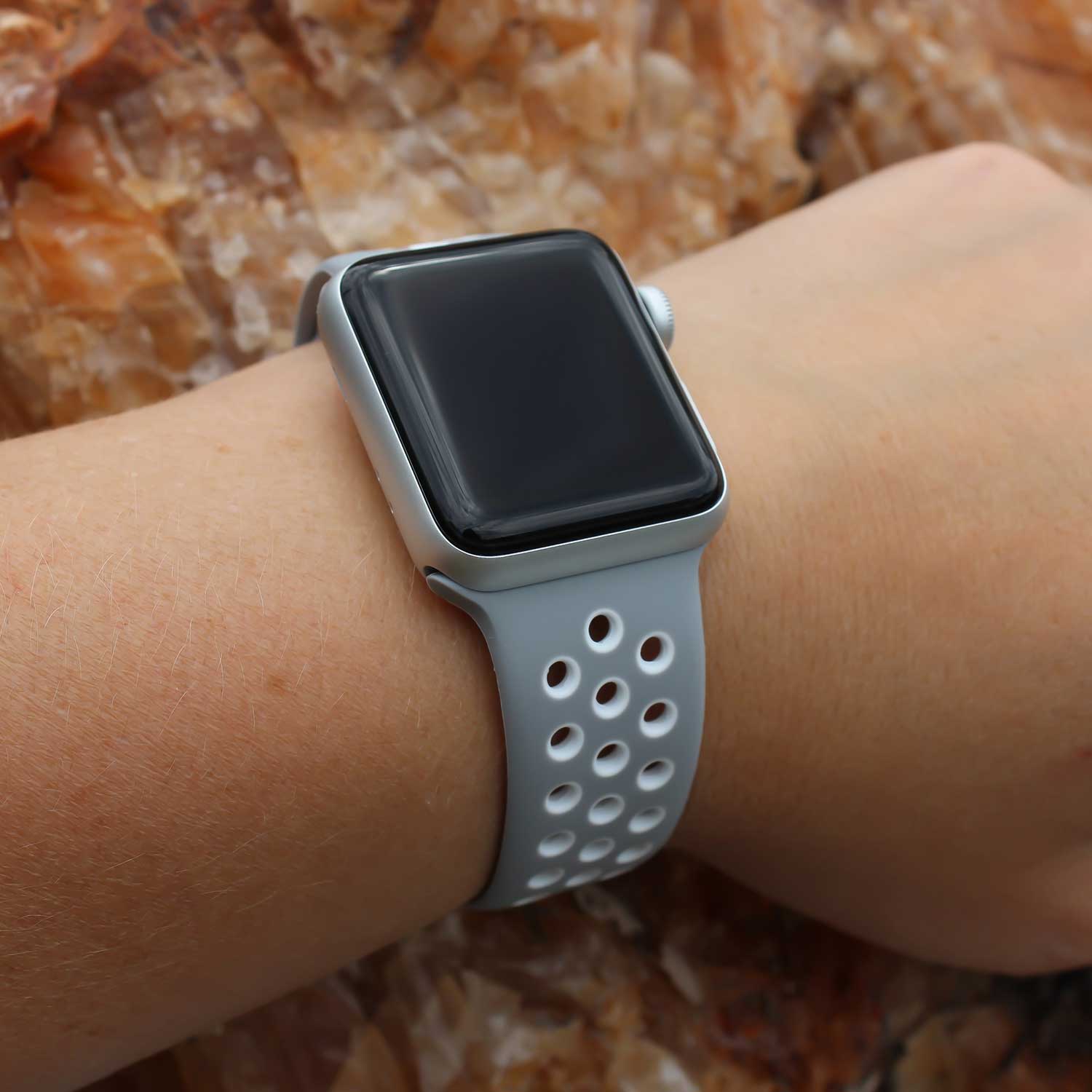 Apple-Watch-dubbel-sport-band-zilver-wit-7434008467429-123watches-sfeer