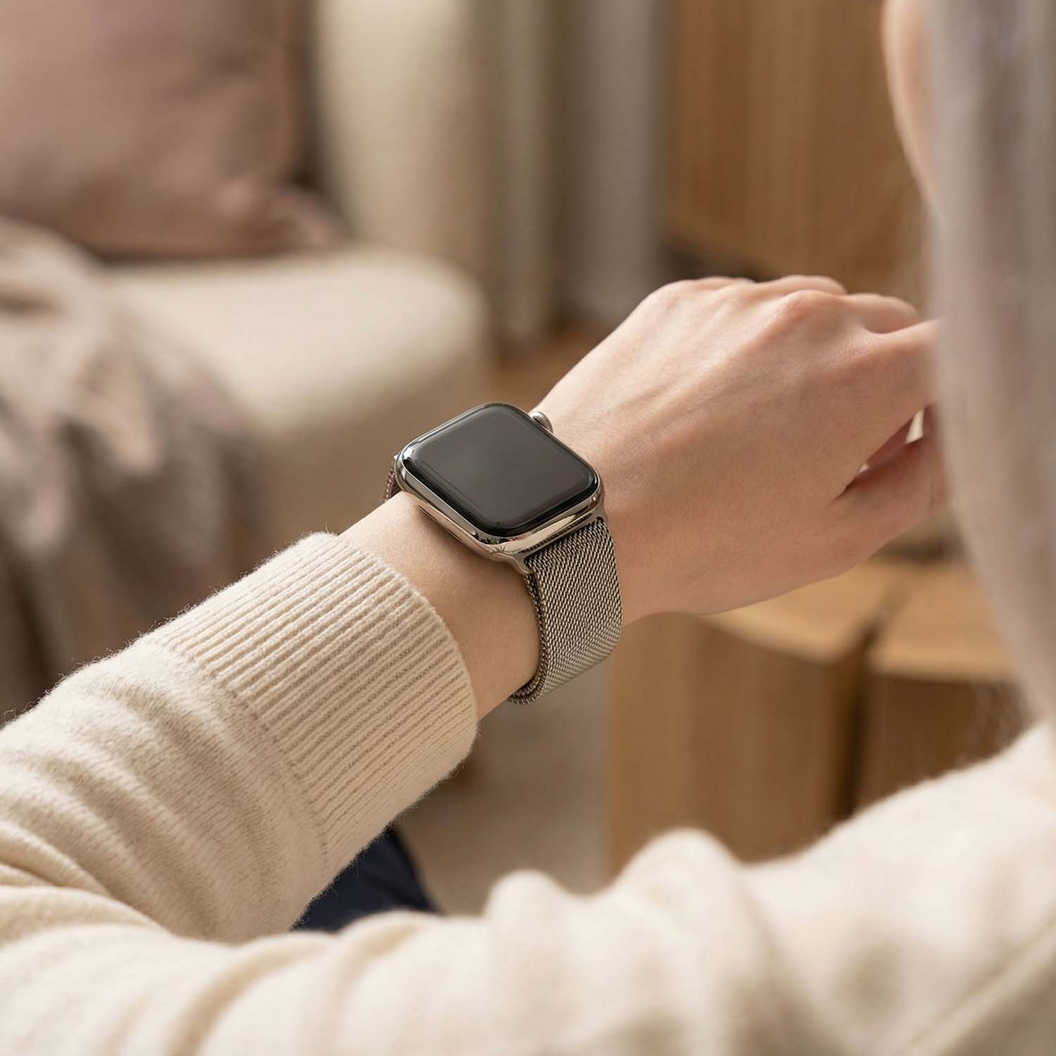 Apple-Watch-bandje-Fiore-milanese-naturel-7440850511531-123watches-pov-model