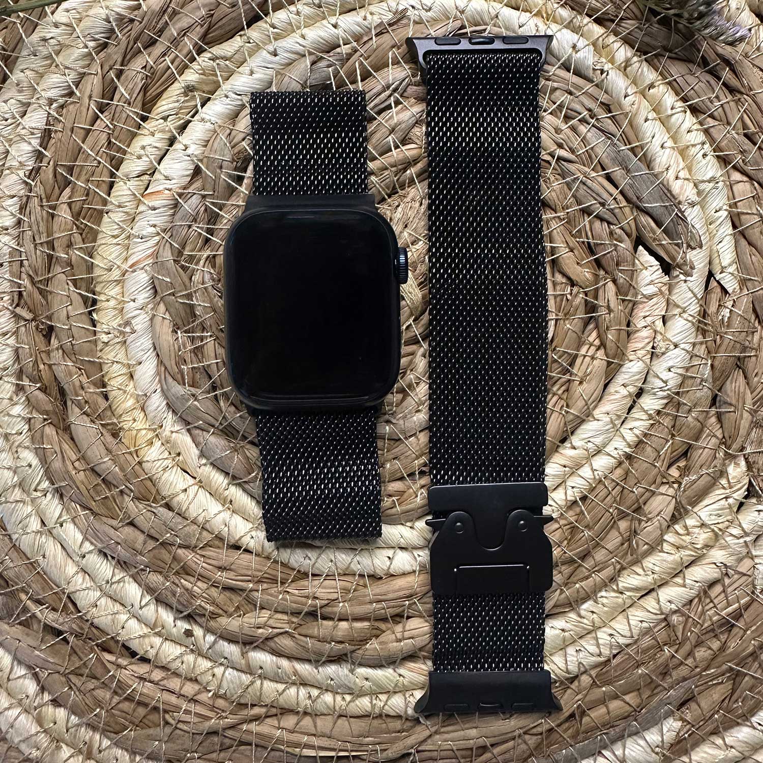 Apple-Watch-milanese-schakel-band-zwart-titanium-7440850312367-123watches-sfeer