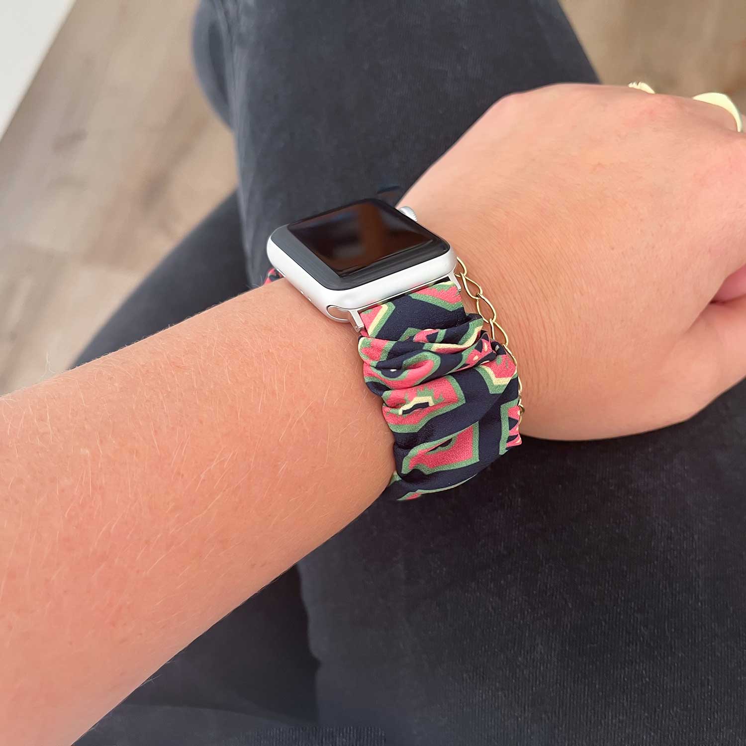 Apple-Watch-nylon-Scrunchie-band-donkerblauw-met-roze-en-groen-7440850079079-123watches-sfeer
