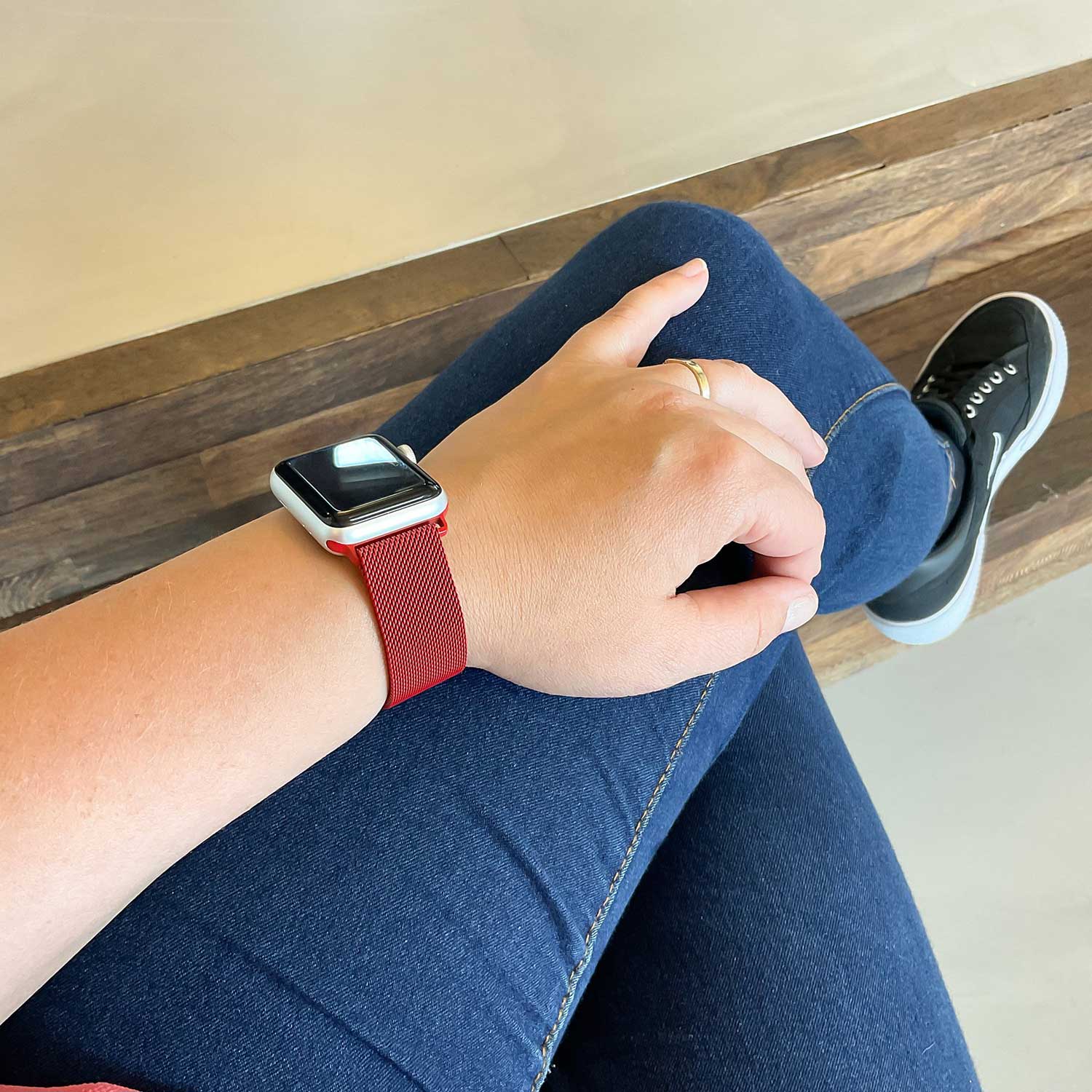 Apple-Watch-milanese-band-rood-7435110172133-123watches-sfeer