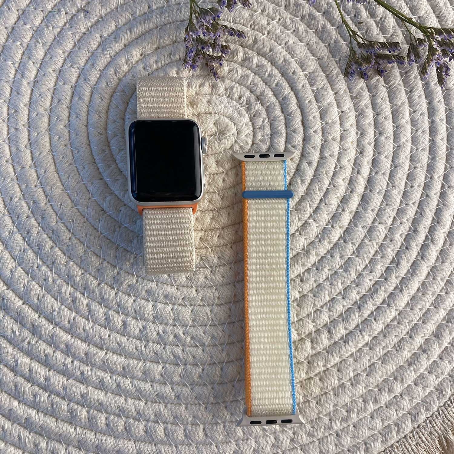 Apple-Watch-nylon-trail-band-oranje-beige-7440850170103-123watches-sfeer