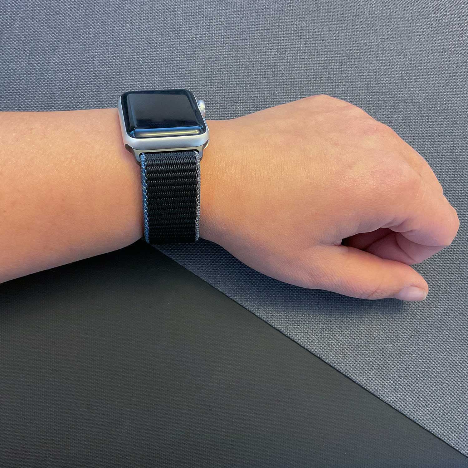 Apple-Watch-nylon-geweven-sport-band-houtskool-7440849911915-123watches-sfeer