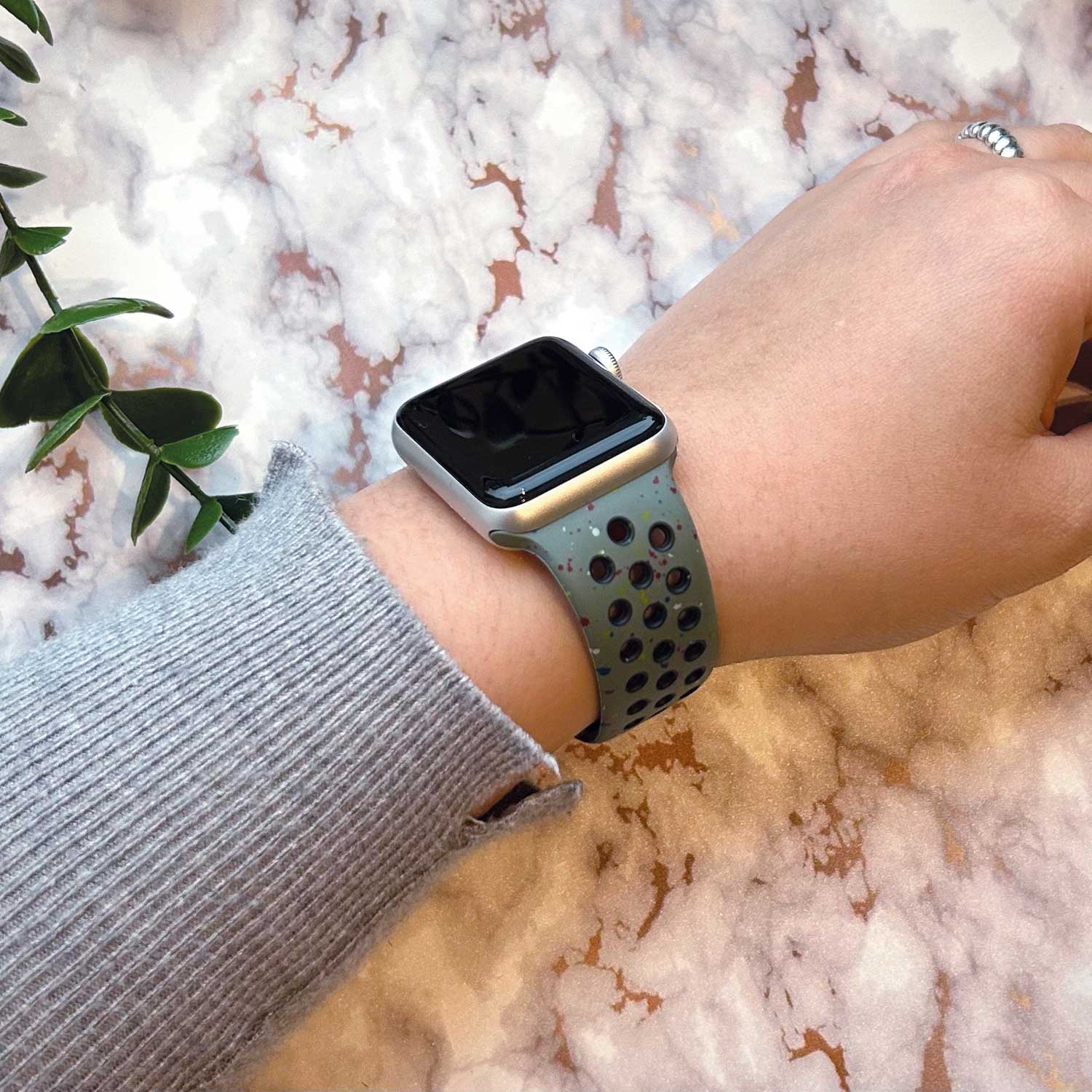 Apple-Watch-dubbel-sport-band-cargo-khaki-7440850173111-123watches-sfeer2