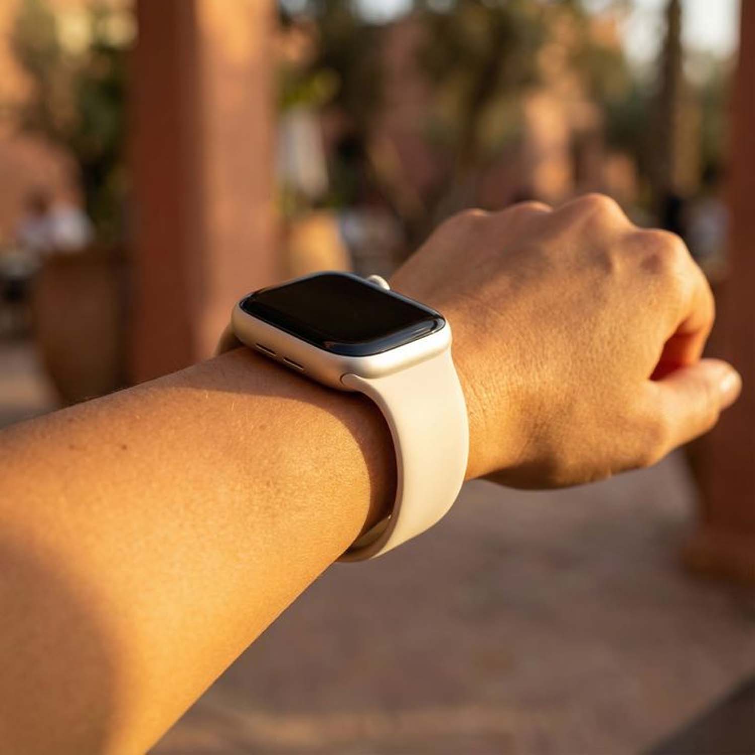 Apple-Watch-bandje-Aure-siliconen-solo-sterrenlicht-pov-model