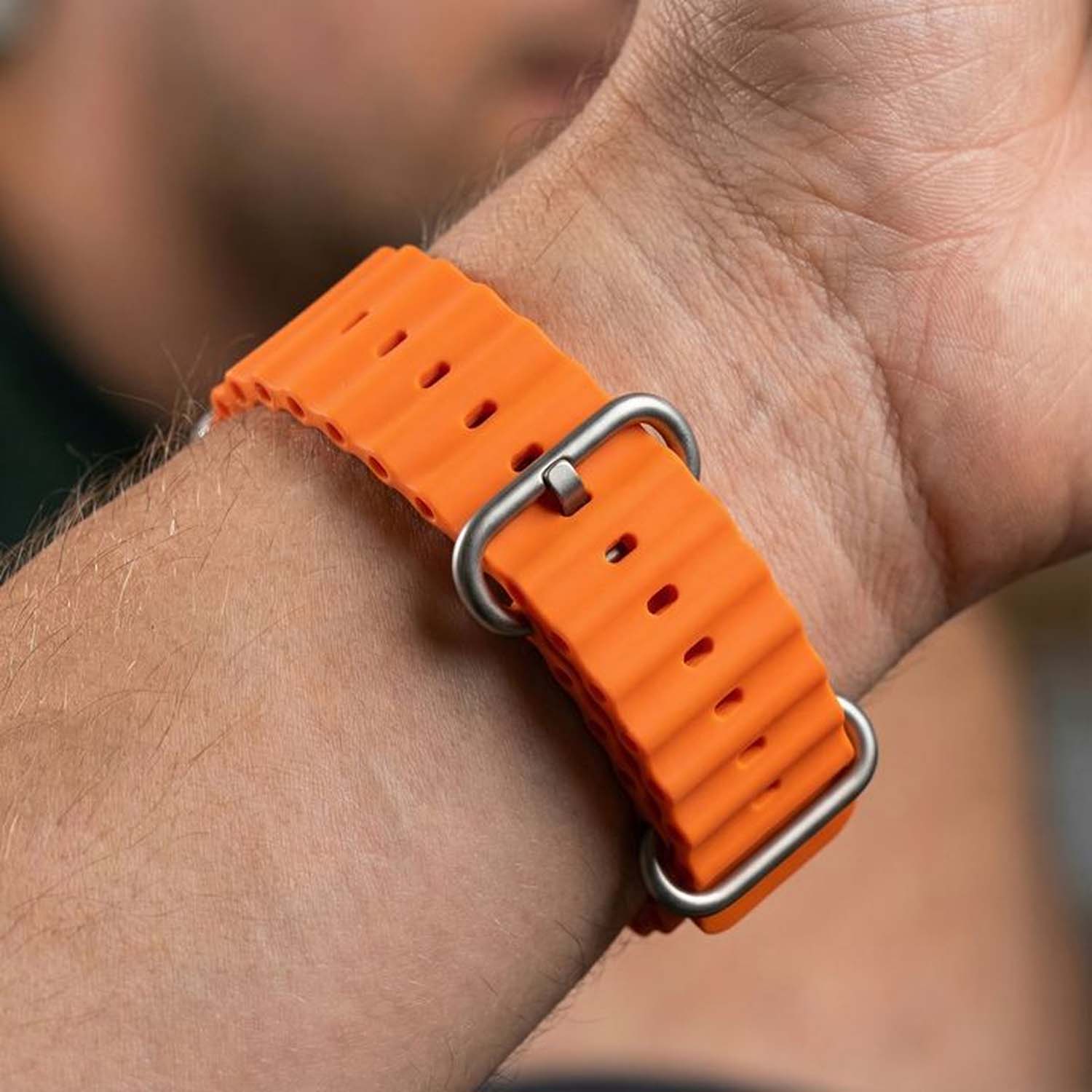 Apple-Watch-bandje-Ocean-siliconen-Oranje-7440850085032-123watches-closeup-sluiting