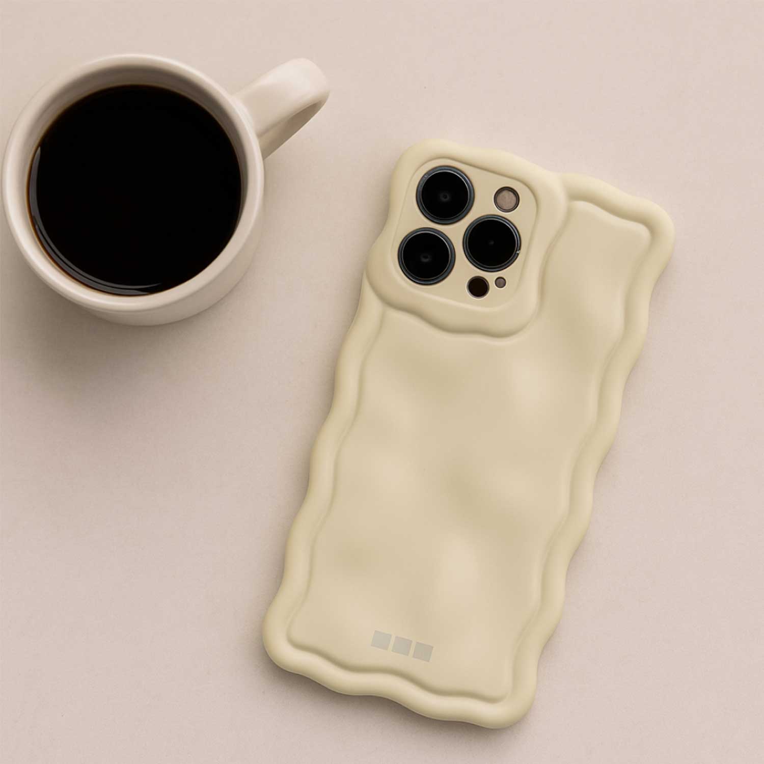 iPhone-13-Pro-telefoonhoesje-Sparkle-sterrenlicht-7440850382377-123watches-sfeerfoto-3