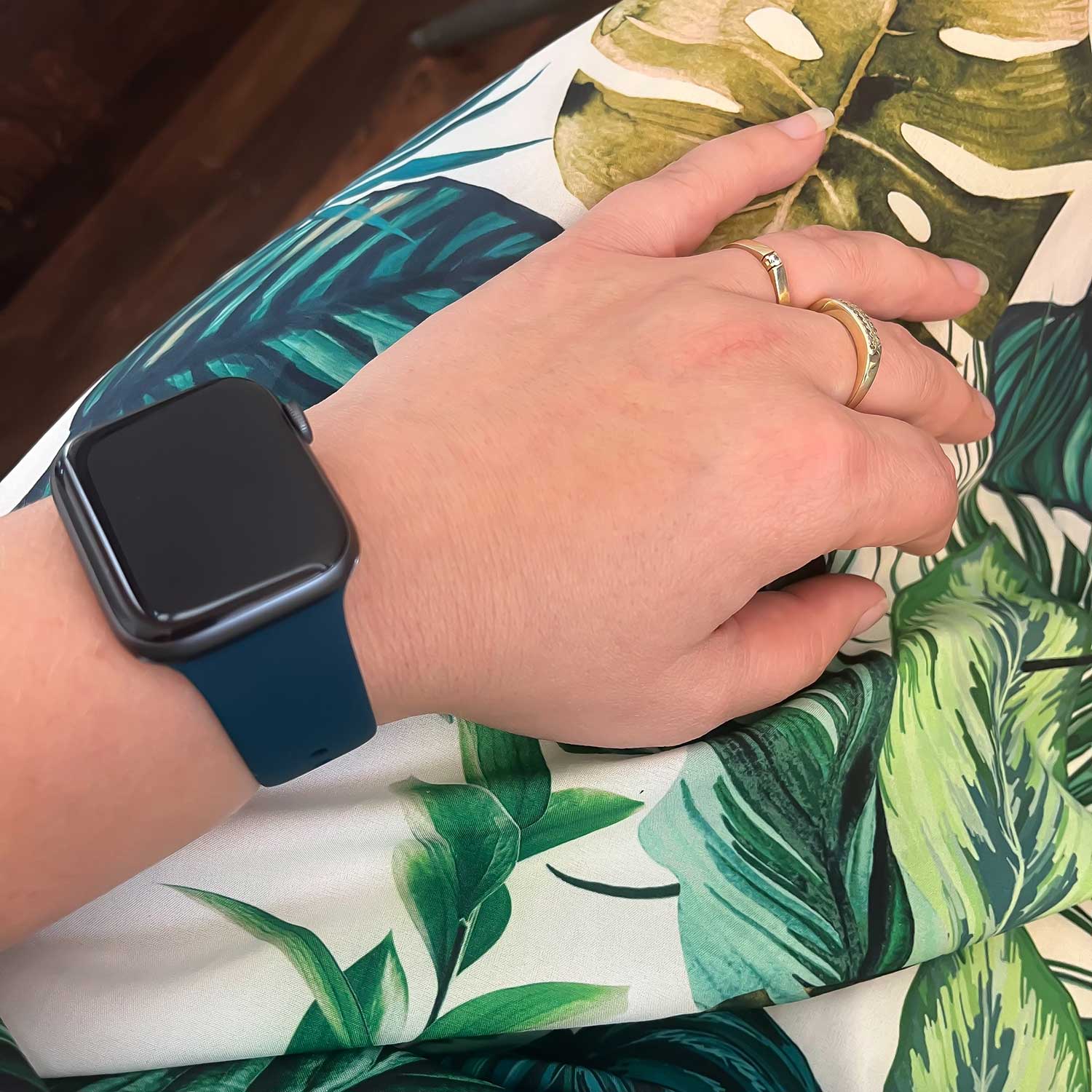 Apple-Watch-sport-band-donkergroen-7440849973982-123watches-sfeer