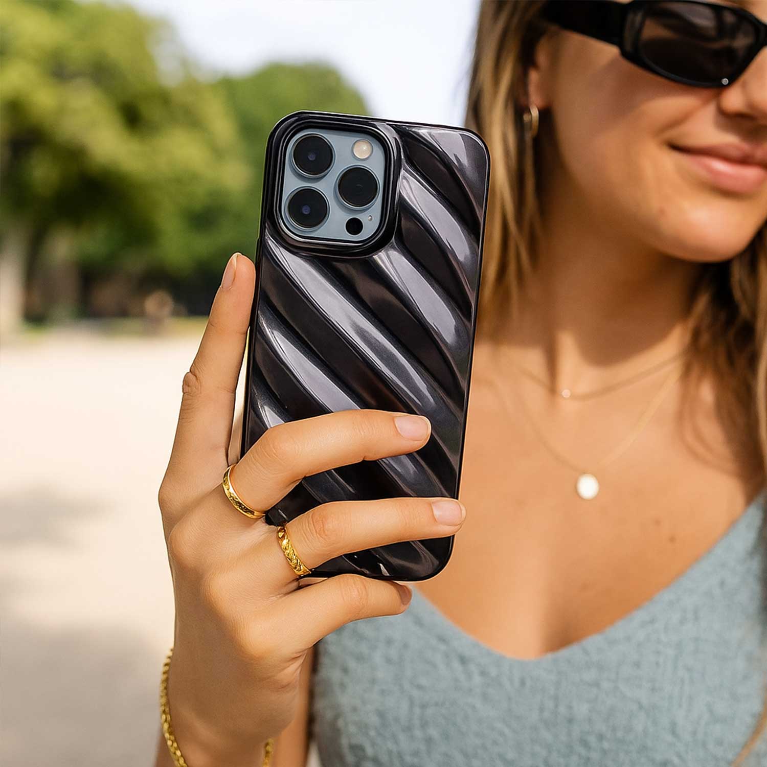 iPhone-15-Pro-telefoonhoesje-Lustra-zwart-7440850370381-123watches-sfeerfoto-1