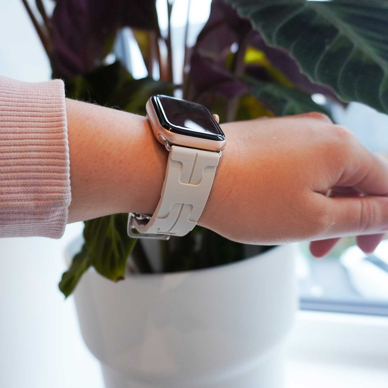 Apple-Watch-sport-Hermes-kilim-single-tour-sterrenlicht-7440850165147-123watches-sfeer2