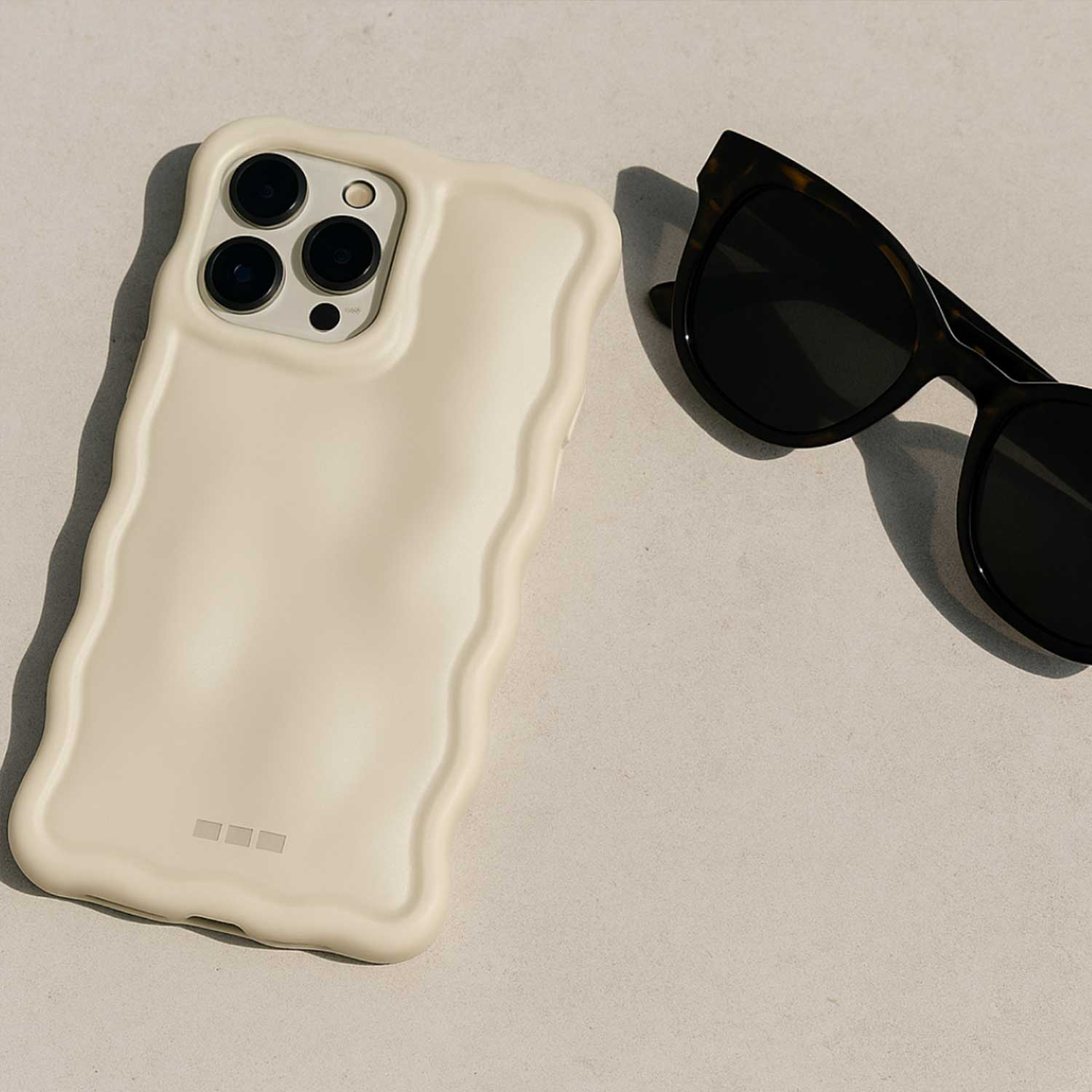 iPhone-15-Pro-telefoonhoesje-Sparkle-sterrenlicht-7440850382308-123watches-sfeerfoto-1