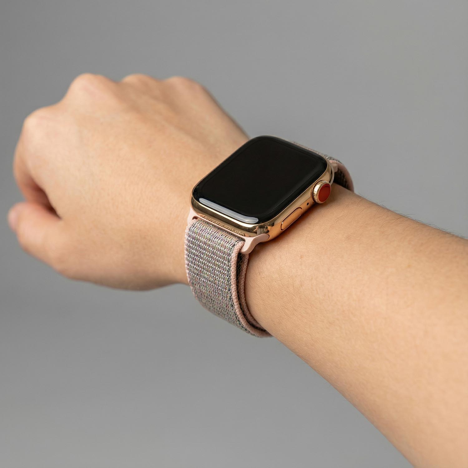 Apple-Watch-bandje-Flyne-geweven-nylon-pink-sand-7440849275253-123watches-pov-model